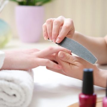 サロンワークとは？ネイルサロンの仕事内容・1日の流れ・スクールとの違いを解説