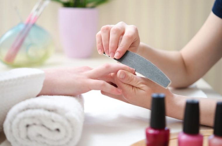 サロンワークとは？ネイルサロンの仕事内容・1日の流れ・スクールとの違いを解説