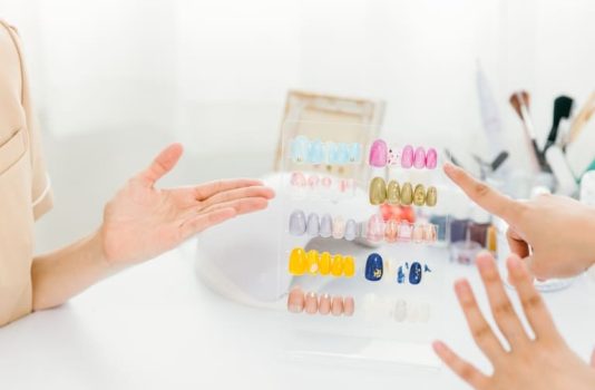 サロンワークとは？ネイルサロンの仕事内容・1日の流れ・スクールとの違いを解説