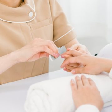 業務委託ネイリストのメリットと注意点｜働き方の種類・収入相場・契約の流れを解説