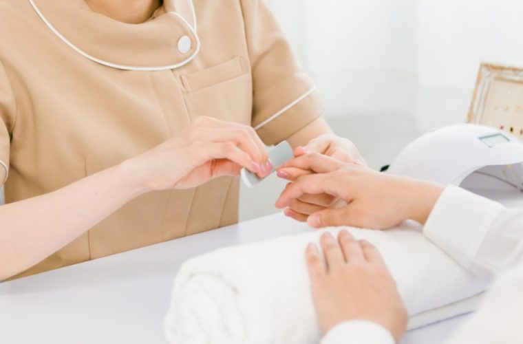 業務委託ネイリストのメリットと注意点｜働き方の種類・収入相場・契約の流れを解説