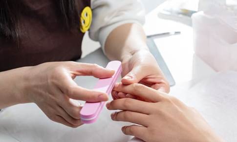 ネイルスクールでは何を学ぶの?(基礎〜就職までの流れ)