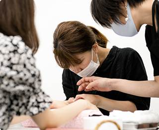 キャリエールネイルスクールの授業風景